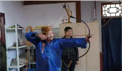  ??  ?? 锡伯族弓箭艺人赵玉书­正在试调自己制作的弓­箭