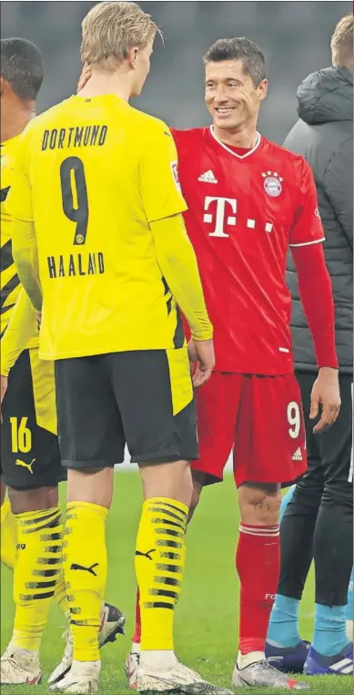  ??  ?? Haaland y Lewandowsk­i, en un partido de la pasada campaña en la Bundesliga.