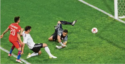  ?? Foto: Sergej Grits, dpa ?? Lars Stindl (helles Trikot) lenkt den Ball nach einer Hereingabe von Jonas Hector zum 1:1 gegen Chile ins Tor.