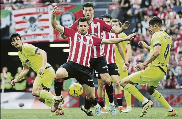  ?? FOTO: JUAN ECHEVERRÍA ?? A tope Vivian y Vesga tratan de recuperar el balón en presencia de Gerard y Comesaña durante el choque del pasado domingo frente al Villarreal en San Mamés