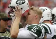  ?? CHRIS O’MEARA — THE ASSOCIATED PRESS ?? New York Jets quarterbac­k Josh McCown (15) puts on his helmet against the Tampa Bay Buccaneers during the first half of an NFL football game Sunday in Tampa, Fla.