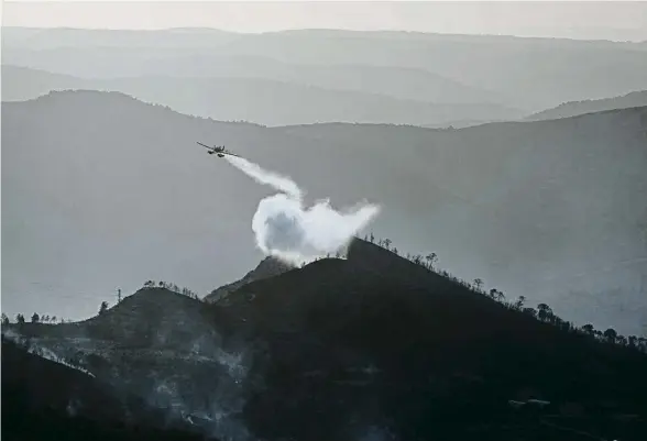  ?? CEDIDA A ACN / ACN ?? Les flames van afectar un espai natural protegit al costat de l’Ebre i un dels seus afluents, el Matarranya, a prop del pantà de Riba-roja