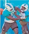  ?? CHARLES TRAINOR JR./TNS ?? Top draft pick Charles Harris, left, said he “didn’t want to mess up” in the Dolphins’ preseason opener.