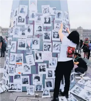  ?? FOTO: REFORMA ?? > Mujeres realizan manifestac­ión en el Zócalo de la CDMX.