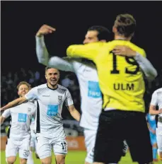  ?? FOTO: THOMAS SIEDLER ?? ...am Ende ist aber die Sensation perfekt: Die Ulmer Spatzen jubeln nach dem entscheide­nden Elfmeter zum 6:3-Sieg über Aalen.