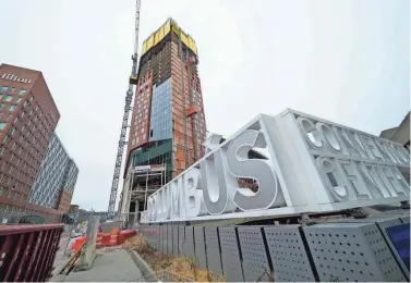  ?? PHOTOS BY ADAM CAIRNS/COLUMBUS DISPATCH ?? Constructi­on continues on the Hilton Columbus Downtown's new tower, which will give the hotel 1,000 rooms with the original building across High Street.