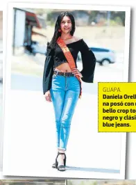  ??  ?? GUAPA Daniela Orellana posó con un bello crop top negro y clásico blue jeans.