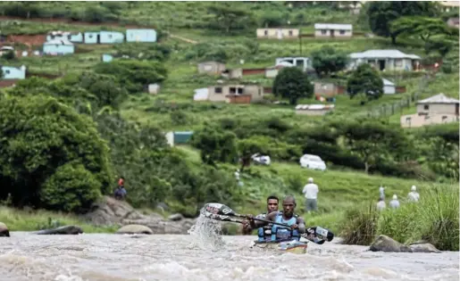  ?? Pictures: SANDILE NDLOVU ?? Team MyLife paddlers Thulani Mbanjwa and Msawenkosi Mtolo came second at the 2022 Dusi Canoe Marathon.