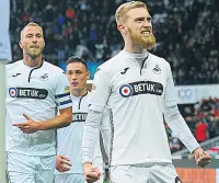  ??  ?? SPOT ON Oli McBurnie marks his penalty opener for Swansea