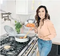  ?? INSTOGNOM ?? Eva Longoria Cocinando la cena de Acción de Gracias