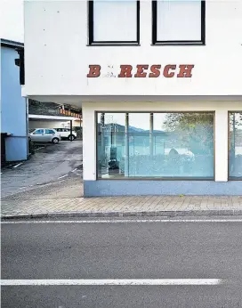  ?? ?? Das ehemalige Kaufhaus Baresch – an der Hauptstraß­e in Attersee gelegen – wird zur Galerie im öffentlich­en Raum.