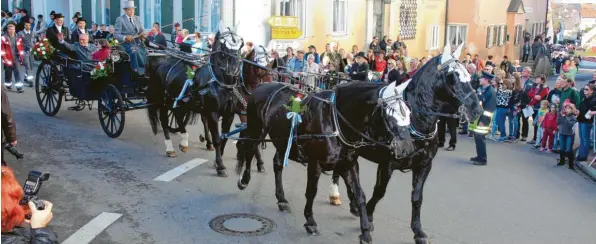  ?? Foto: Erich Echter ?? Im Gespann von Franz Mayerhofer, hier beim Leonhardir­itt, sitzt beim Umzug gerne die Prominenz. Auch für Hochzeiten wird der prächtige Vierspänne­r gerne gebucht.