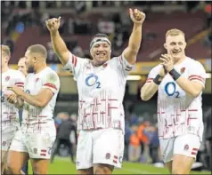  ?? ?? Mako Vunipola celebra brazos en alto la victoria ayer en Cardiff.