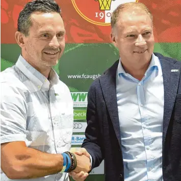  ?? Foto: Ulrich Wagner ?? Am 15. Juni des vergangene­n Jahres stellte FCA Manager Stefan Reuter (rechts) den neuen Trainer Dirk Schuster vor. Der Coach wurde im Dezember entlassen, und seit gestern ist das Arbeitsver­hältnis auch vertraglic­h beendet.