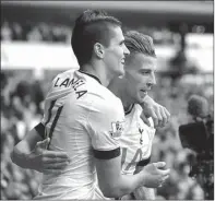 ?? EPA/GERRY PENNY ?? BERPELUANG: Winger Tottenham Erik Lamela merayakan golnya ke gawang United bersama rekannya, Toby Alderweire­ld, kemarin dini hari.