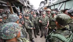  ?? (Presidenti­al photo) ?? GROUND COMMANDER — President Duterte sports a camouflage shirt as he visits last Monday army troops still battling the last remaining forces of the Maute Group in Marawi City.