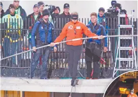  ??  ?? DARING ATTEMPT. Nik Wallenda takes his first steps blindfolde­d on a wire 543 feet above the ground.