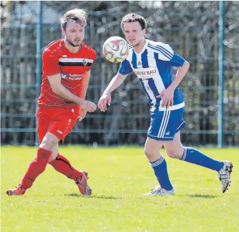  ?? FOTO: THOMAS WARNACK ?? Fulgenstad­t ist da: Matthias Reiser (re.) und der Aufsteiger besiegen auch den FC Inzigkofen/Vilsingen/Engelswies (re.: Albert Münch) und sind in Sachen Kampf um den Klassenerh­alt wieder voll da.