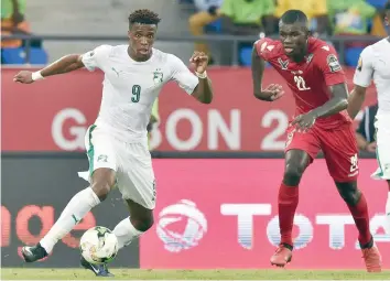  ?? — AFP ?? Togo’s Vincent Bossou (left) challenges Ivory Coast’s Mamadou Bagayoko during the 2017 Africa Cup of Nations group C match in Oyem on Monday.