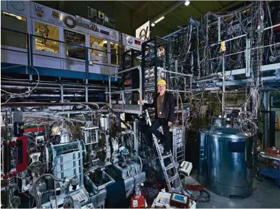  ?? (CERN) ?? Jeffrey Hangst au milieu des instrument­s de l’expérience Alpha.