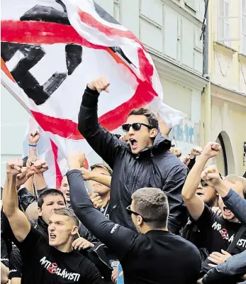  ?? Foto: Michal Růžička, MAFRA ?? Davový běs Od letenského stadionu na derby se Slavií do Edenu pochodoval­o včera tvrdé jádro sparťanský­ch fanoušků. V průvodu hořely dýmovnice a ozývaly se dělbuchy. Dýmovnici sparťané odpálili i v metru na Můstku. Metrem z Muzea na stanici Želivského...