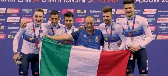  ??  ?? Elia Viviani, Liam Bertazzo, Francesco Lamon, il c.t. Marco Villa, Michele Scartezzin­i e Filippo Ganna