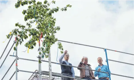  ?? FOTO: JULIA FREYDA ?? Architekt Felix Baier (von links) stößt mit Mike Seybold und Matthias Längle von der Firma Stahlbau Bühler auf das Richtfest an.