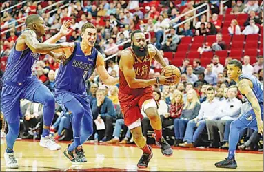  ??  ?? James Harden van Houston Rockets wordt in de gaten gehouden door drie verdediger­s. (Foto: NBA.com)