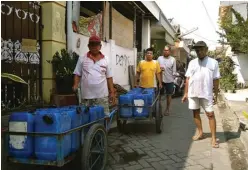  ?? EKO CITRO/JAWA POS ?? JANGAN DIBIARKAN: Warga Kelurahan Wonokusumo, Semampir, membeli air gledekan untuk memenuhi kebutuhan.