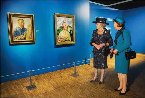  ?? Foto: dpa/Fredrik Varfjell ?? Selbstbild­nisse mit Damen: Vincent van Gogh, Edvard Munch, Beatrix, Ex-Königin der Niederland­e, und Sonja, Königin von Norwegen (v. li. n. re.)