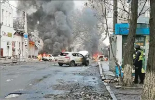  ?? ?? AGRESIÓN. Varios proyectile­s rusos cayeron el lunes sobre un mercado de la ciudad de Beryslav.