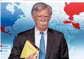  ??  ?? Sicherheit­sberater John Bolton mit der nicht ganz zufällig sichtbaren Notiz über „5000 Soldaten nach Kolumbien“