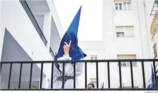  ?? GERMÁN MESA ?? Un hermano de Borriquita mira el cielo desde las dependenci­as del colegio La Salle.