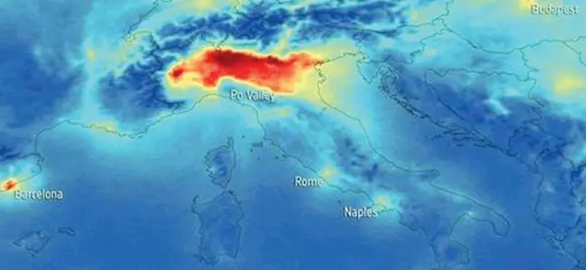  ??  ?? Dal satellite La foto della Pianura Padana soffocata dall’inquinamen­to, in particolar­e polveri sottili e ossidi dell’azoto. Secondo l’agenzia ambientale europea è l’area più inquinata