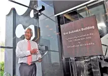  ??  ?? Ken Balendra unveils a commemorat­ive plaque at the dedication of the Brandix head office in his name