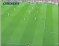  ??  ?? BARÇA-HUESCA. Melero anula un gol a Luis Suárez por fuera de juego, pero el VAR le rectifica.