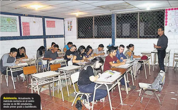  ??  ?? Asistencia. Actualment­e, la matrícula nocturna en el centro escolar es de 60 estudiante­s, desde primer grado a bachillera­to.