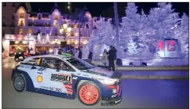  ?? (Photo Cyril Dodergny) ?? Hier soir, la première sortie de route du  Rallye Monte- Carlo, celle du NéoZélanda­is Hayden Paddon, ici au pied du podium de départ, place du Casino, a hélas touché gravement un spectateur imprudent.