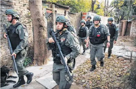  ??  ?? GENDARMERÍ­A VOLVIÓ este año a patrullar las calles de Rosario.