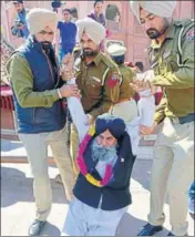  ?? SAMEER SEHGAL/HT ?? Punjab Police personnel evicting a protester from Fountain Chowk on Heritage Street in Amritsar on Wednesday.