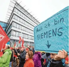  ?? Rheinische­n Post. Foto: Frank Rumpenhors­t, dpa ?? So wie hier vor der Siemens Niederlass­ung Offenbach haben Mitarbeite­r in den ver gangenen Tagen an vielen Standorten protestier­t.