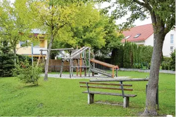  ?? Fotos: Eva Weizenegge­r ?? Im Meringer Bauausschu­ss diskutiere­n die Räte darüber, ob für die maroden Spielgerät­e am Spielplatz Troppauer Weg in St. Afra Ersatz beschafft werden soll.