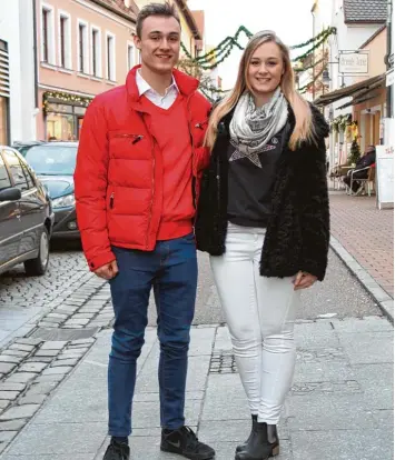  ??  ?? Michael und Marie Luise Stadler üben das Amt der Jugendspre­cher in Neuburg aus. Häufig nehmen sie an Sitzungen im Stadtrat teil und zeigen den Lokalpolit­ikern, dass die Jugend gehört werden möchte.