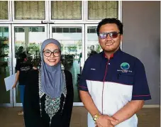  ??  ?? Grateful: Nur Farahanis with Islamic Economic Activist Organisati­on president Zamri Zaimon after being released from Sungai Udang Prison in Melaka.