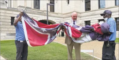  ?? Suzi Altman / TNS ?? The last day for the Mississipp­i State flag bearing the Confederat­e emblem is flown over the state Capitol in Jackson, Miss., on July 1.