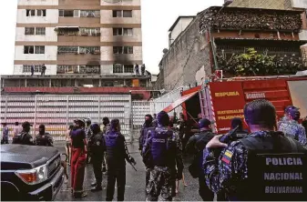  ?? Juan Barreto / AFP / Getty Images ?? Members of the Bolivarian National Intelligen­ce Service inspect a building after an explosion was heard during Venezuelan President Nicolas Maduro’s speech during a military ceremony Saturday.