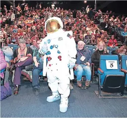  ??  ?? Un astronauta posa con el público durante el estreno de “Apolo 11” durante el Festival de Cine de Sundance en The Ray en Park City, Utah.