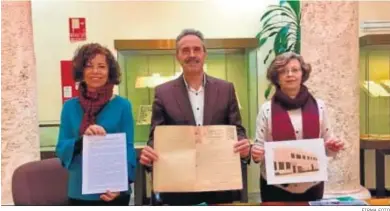  ?? FIRMA FOTO ?? Alfredo Valdivia entre María Francisca Lago y María Luisa Andrés.