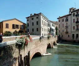  ??  ?? Chiuso al traffico Ponte San Francesco sarà la prima delle Ztl a riaprire