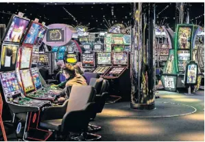  ?? ?? Das Kernstück des Casino-Geschäfts sind mittlerwei­le die Spielautom­aten. 400 von ihnen sind in allen Formen und Farben in Duisburg zu finden.
